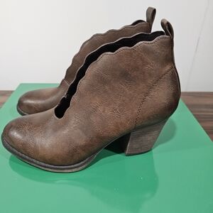 Mata Shoes Scalloped Brown Ankle Booties Sz 6.5